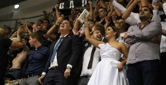 FOTKA DANA: Sa svatovima na Partizan!