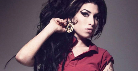 Ejmi Vajnhaus opet nastupa, ali u vidu holograma