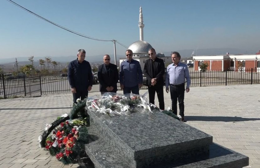 Dejo se poklonio na grobu Fadilja Vokrija...