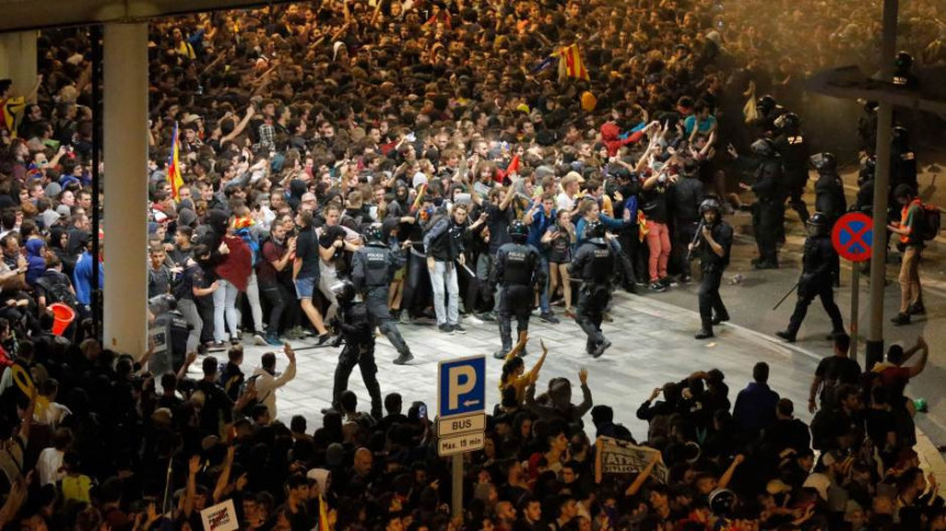 Sukob policije i demonstranata u Barseloni 