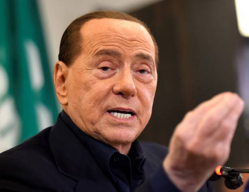 Берлускони грми: Вратите ми Милан!