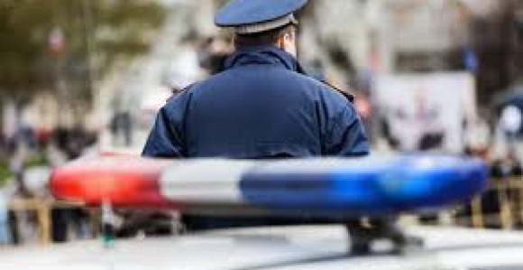 Autom pokupio policajca dok ga je zaustavljao