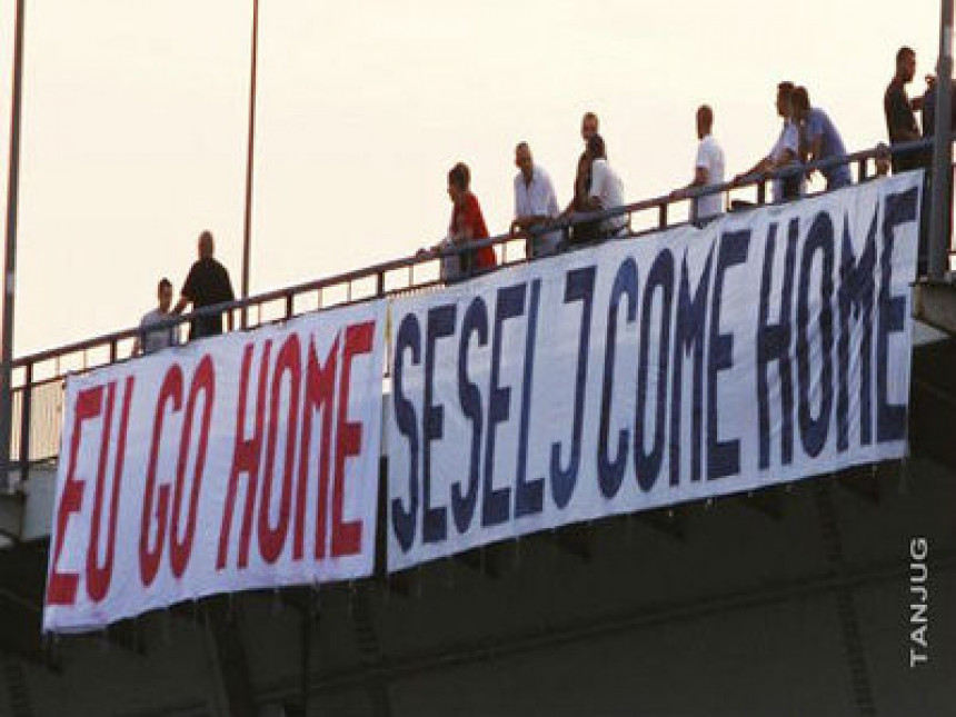 Радикали: “ЕУ иди кући, Шешељу дођи кући”
