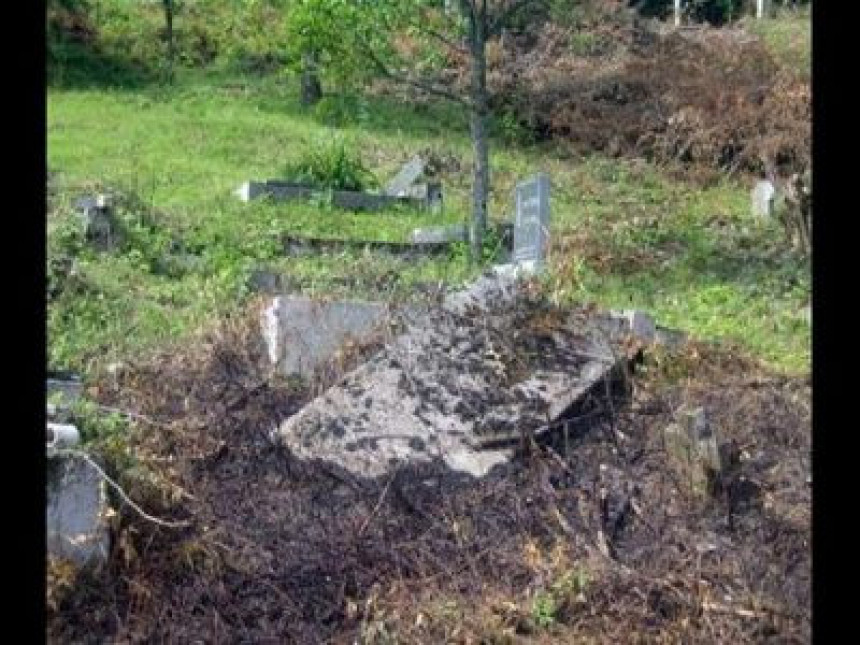 Гостовић: Оскрнављени надгробни споменици 