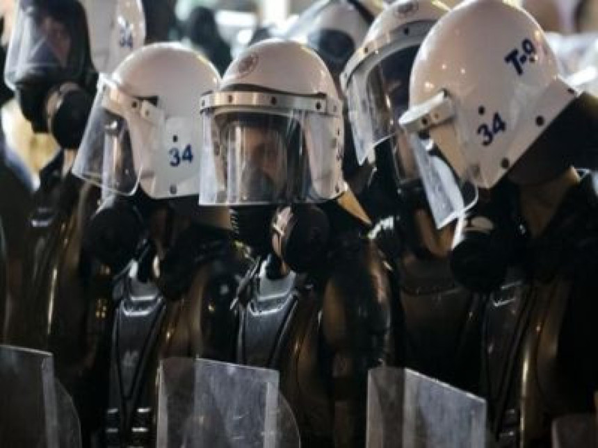 Opet protest i okršaj sa policijom 