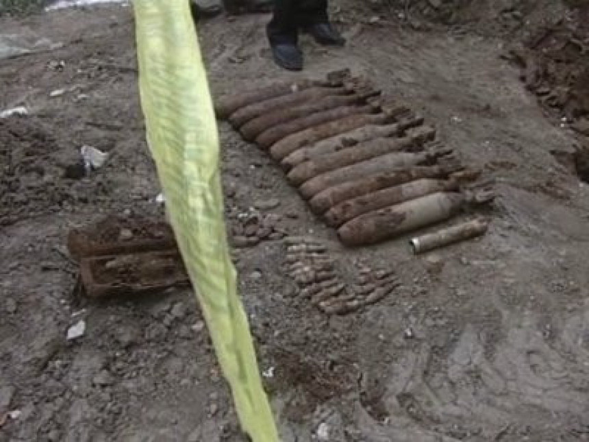 U Bijeljini iskopano 12 avio bombi! (VIDEO)