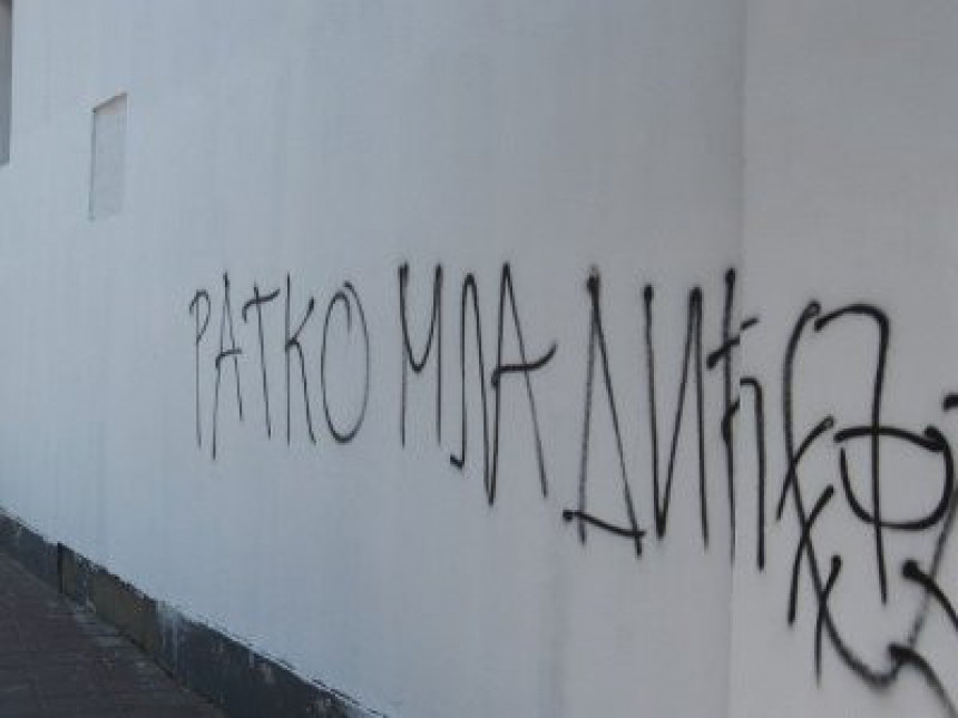 Grafit “Ratko Mladić” na džamiji
