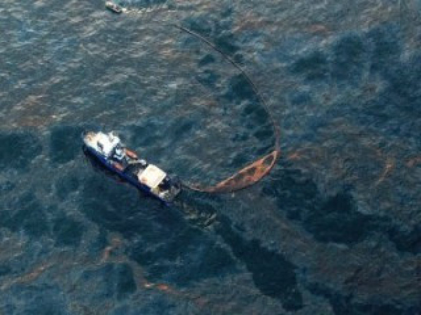 Поред обале се излило око 100 тона нафте