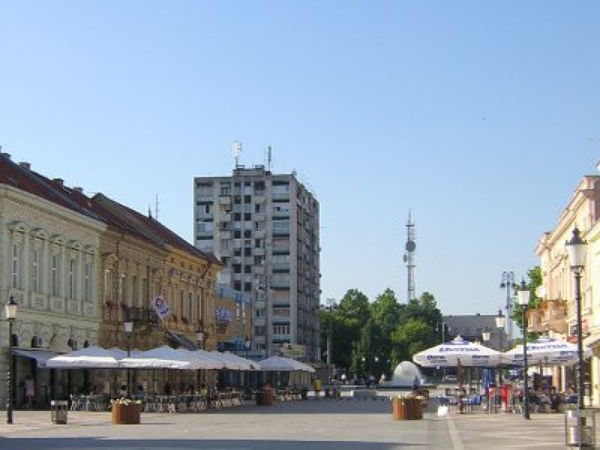 Полио госте бензином, па пријетио упаљачем