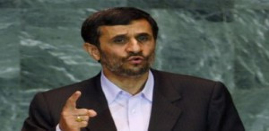 Ахмадинеџад позвао парламент да стане уз њега "против злих"