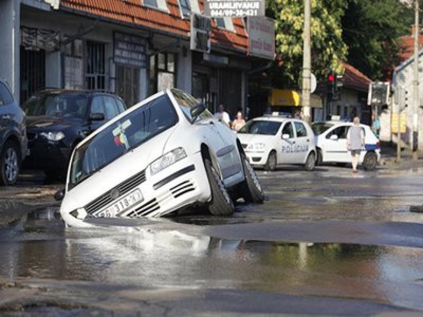 Automobil propao kroz asfalt u Beogradu!