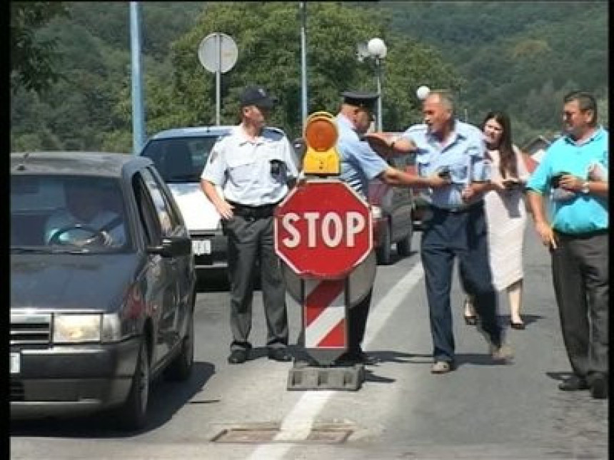 Срби спријечени да баце вијенац и извријеђани