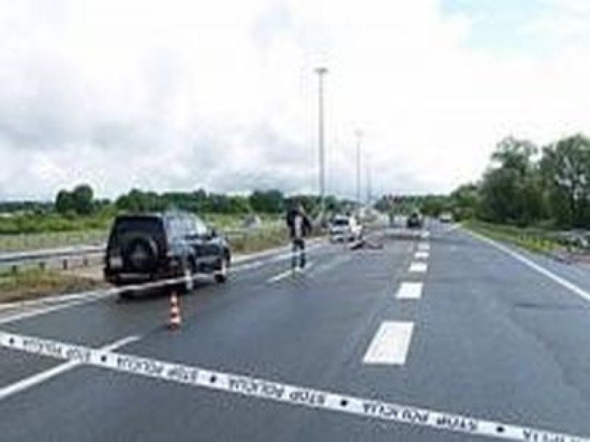 Sudar na autoputu: Automobili probili zaštitne ograde