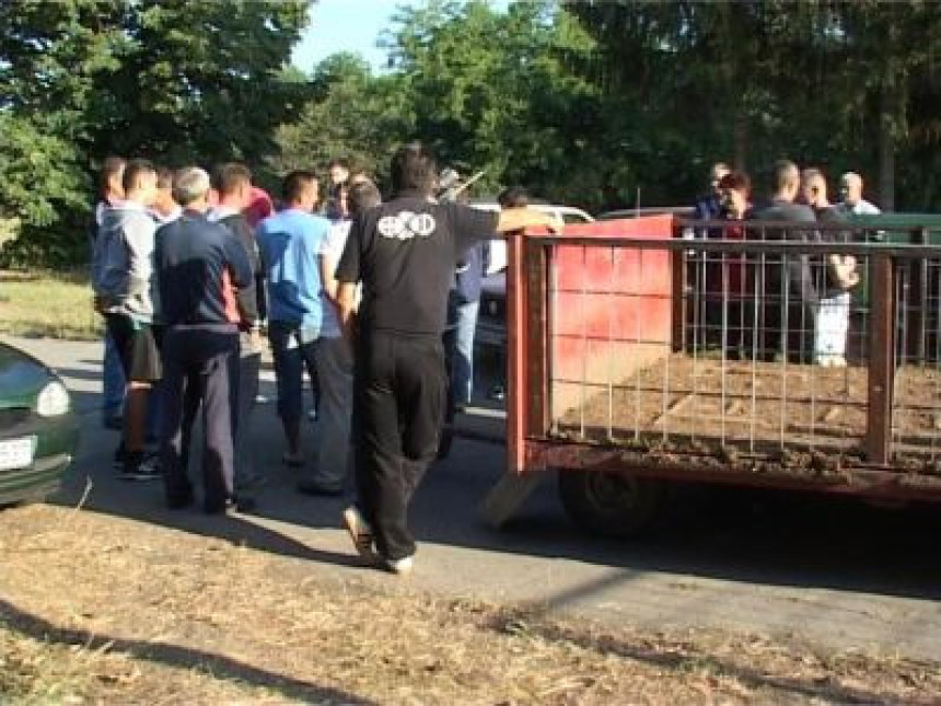 Radnici "Top-farm-a" spriječili sudske izvršioce da izuzmu svinje (VIDEO)