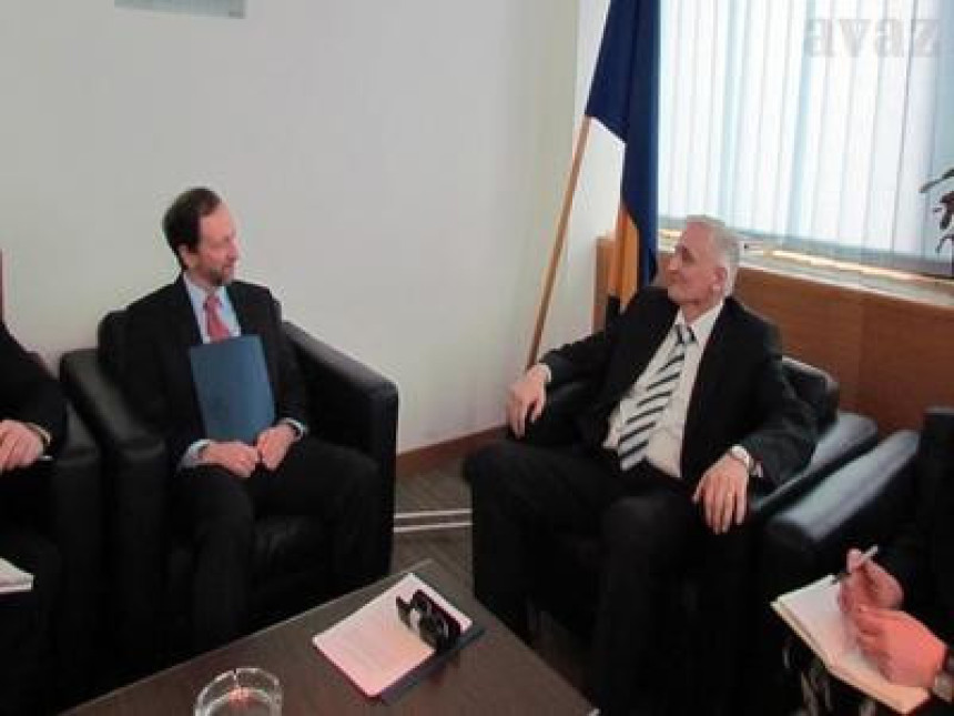 Politička situacija koči ekonomiju