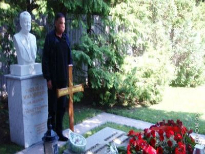 Положено цвијеће на Милошевићев гроб