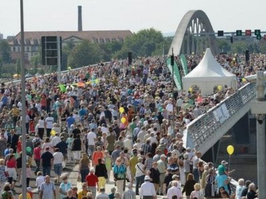 Otvoren kontroverzni most