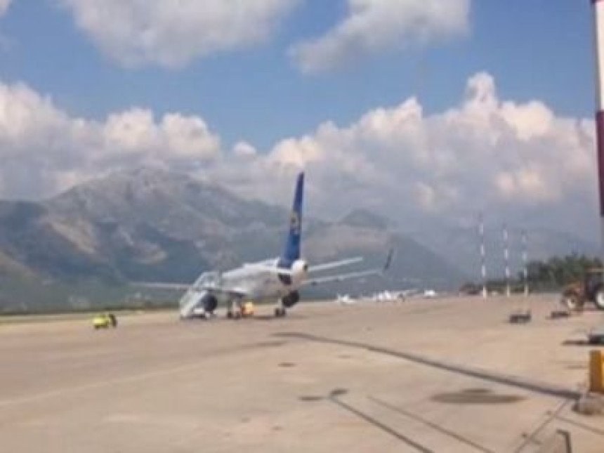 Avion prinudno sletio zbog dima