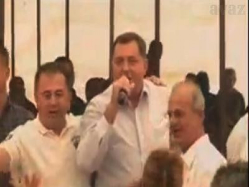 Dodik opet pjevao pod šatrom, kitili ga novcem (VIDEO)
