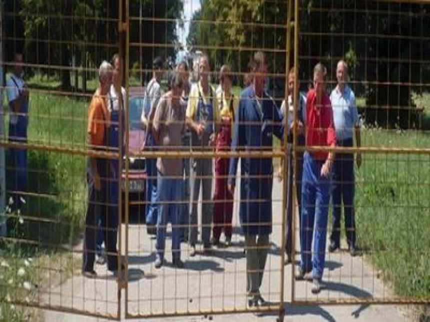 Radnici "Top farma"  i dalje ispred kapije