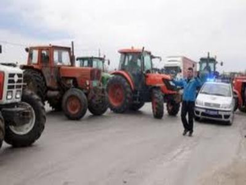 Traktorima krenuli ka Beogradu