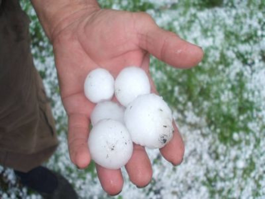 Padao grad veličine kokošijeg jajeta!