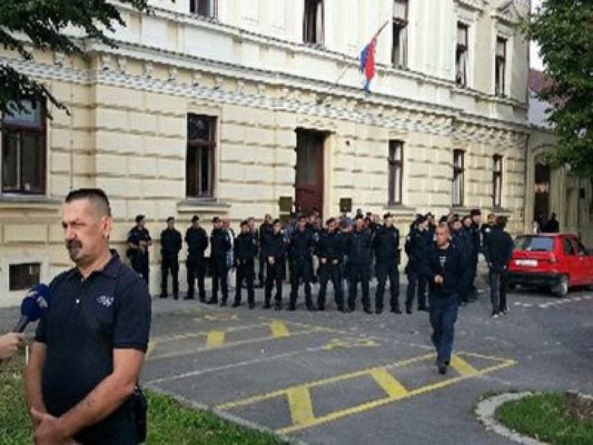 Вуковар: Чекићем разбијене ћириличне табле