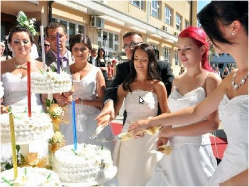 Kolektivno vjenčanje deset parova u Prijedoru