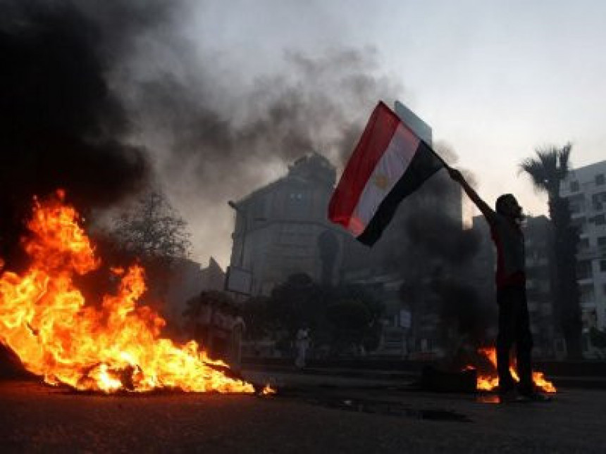 Напад на полицију у Каиру, војска на улицама