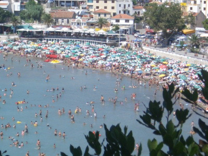 Turisti iz BiH preplavili ulcinjsku plažu