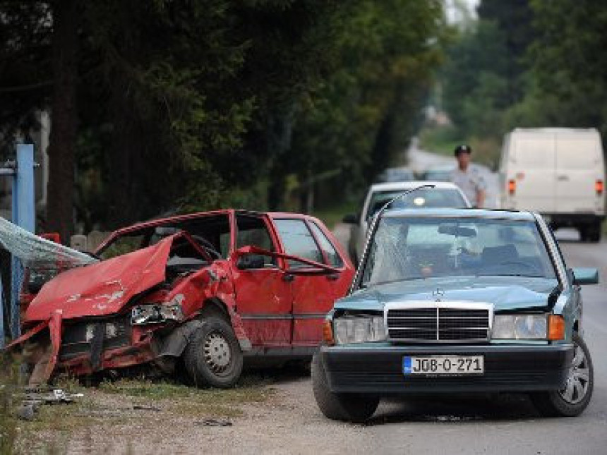 Пролазници у Тузли спашавали повријеђене у саобраћајци