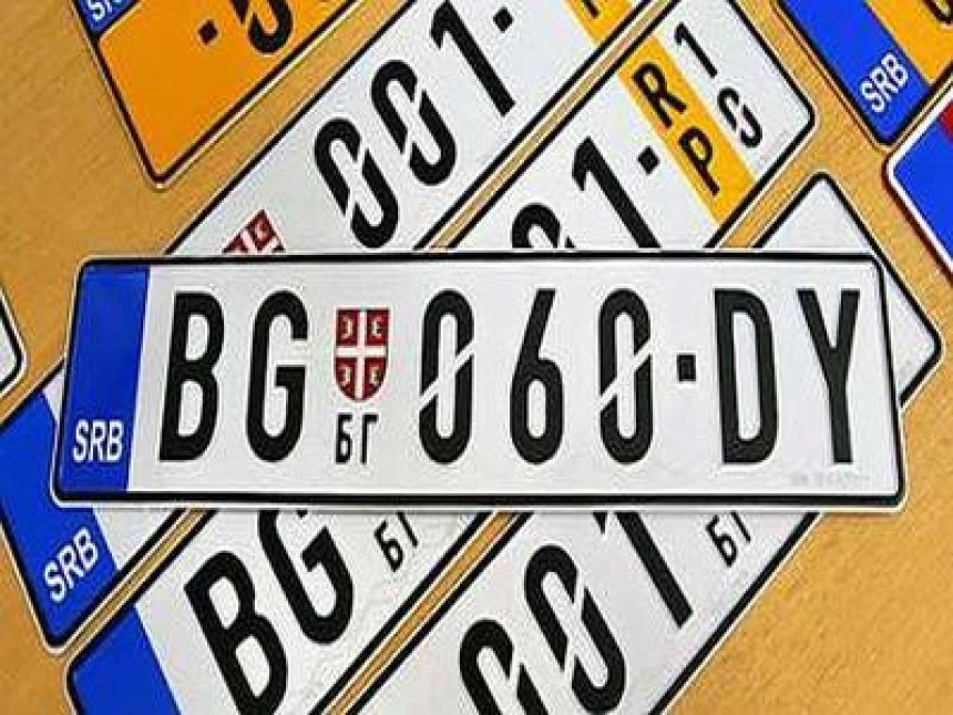 U Splitu demoliran srpski automobil