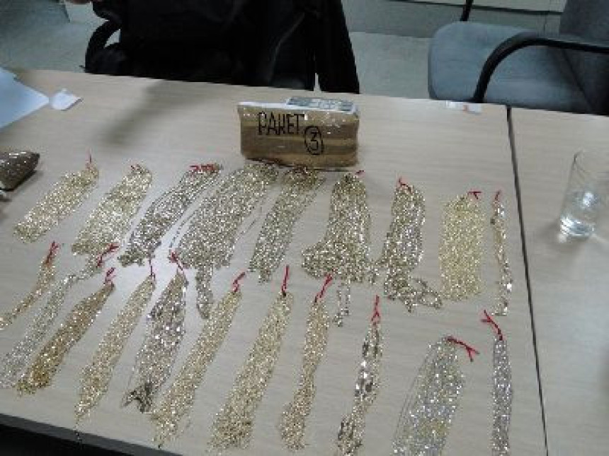 Krijumčarili nakit u teglama ajvara