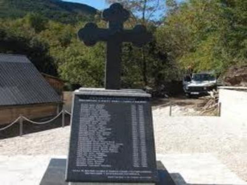 Srušen spomenik srpskim žrtvama