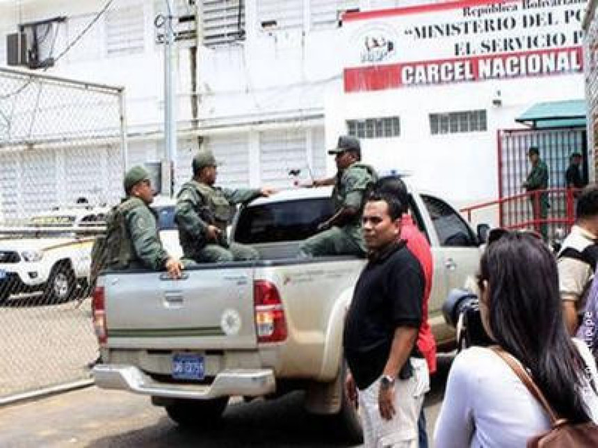 Венецуела: У сукобима 16 мртвих, затвор евакуисан