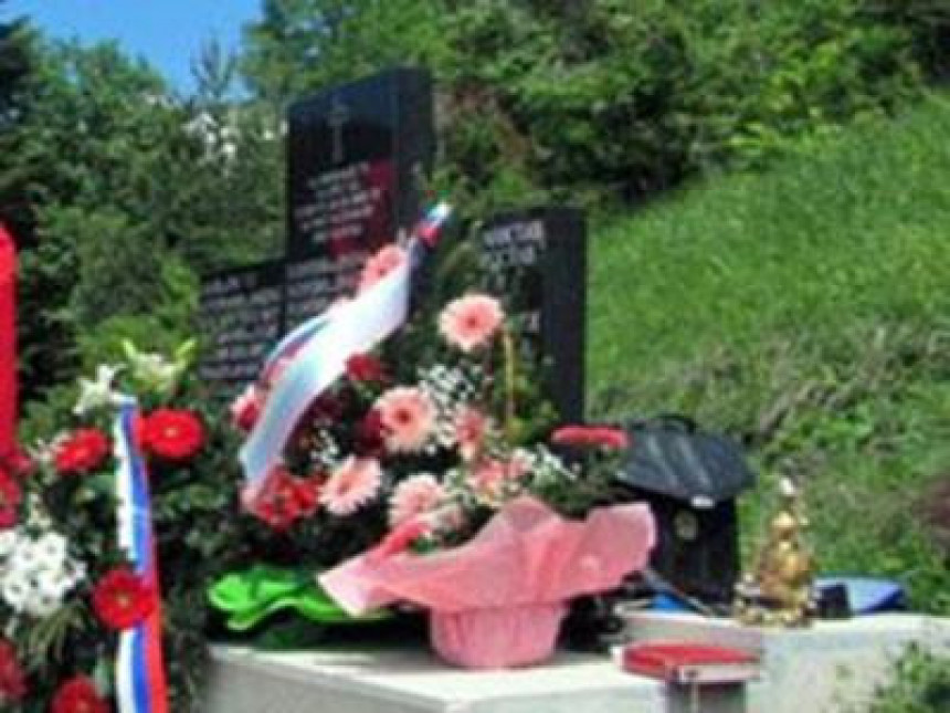 Oskrnavljen spomenik borcima VRS u Boraku