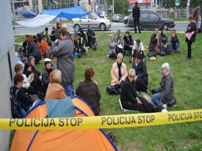 Provele noć ispred zgrade pravosudnih institucija