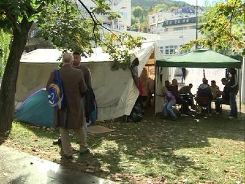 Uzaludan protest Bošnjaka ispred OHR-a (VIDEO)