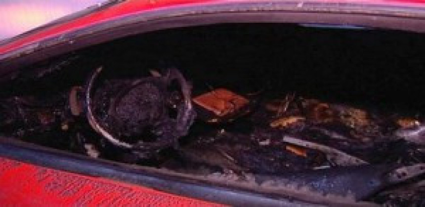 U garaži u Pajsijevoj ulici zapaljen crveni "ferari"