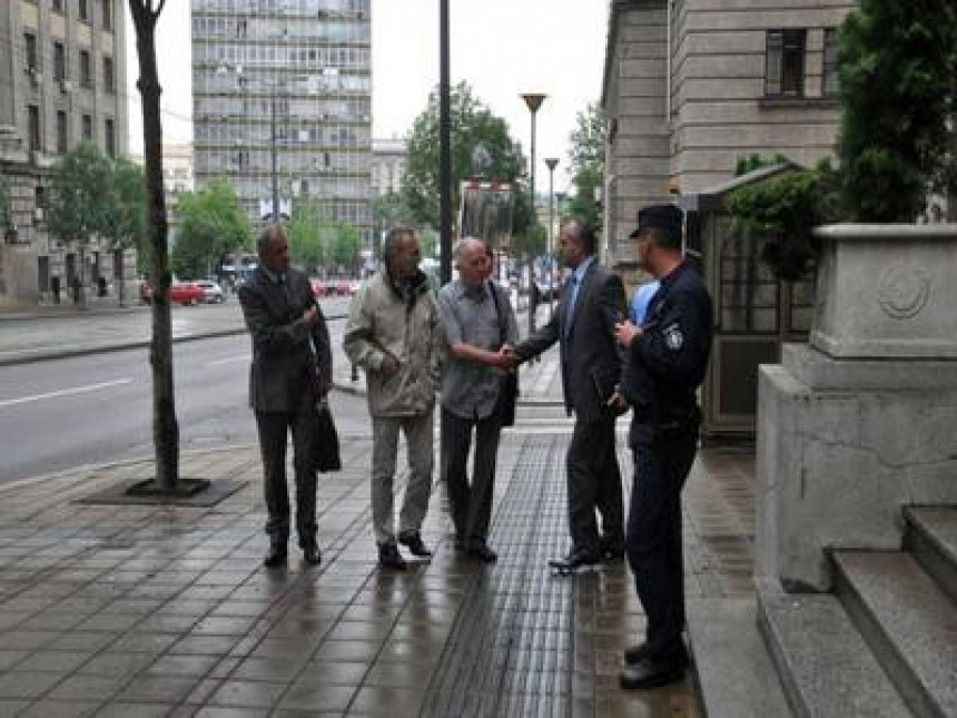 Srbi sa Kosmeta ispred zgrade Vlade Srbije 
