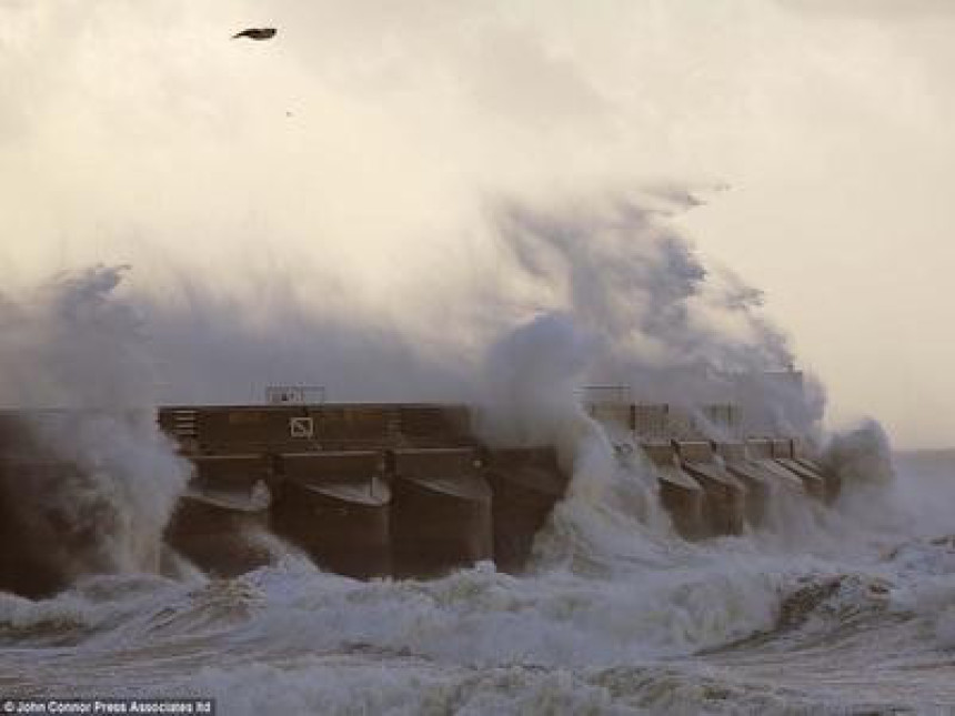 Британија и Француска се спремају за супер олују