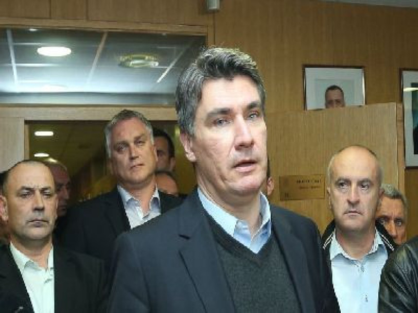Protest protivnika ćirilice uoči sastanka sa Milanovićem