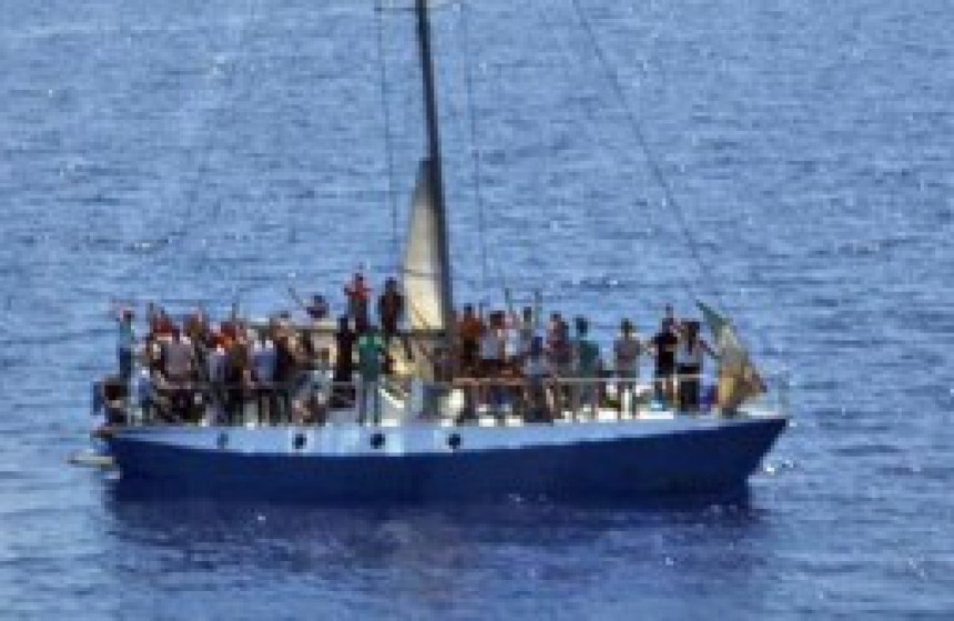 Обалска стража спашава имигранте са поквареног брода