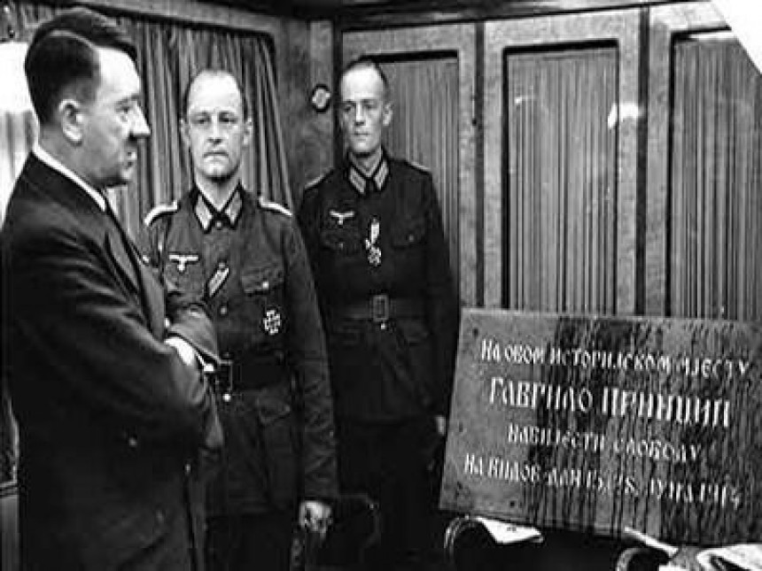 Hitler sa spomen-pločom Gavrilu Principu
