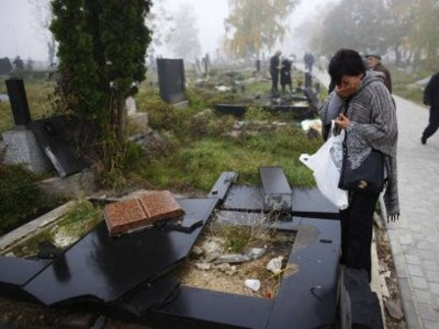 Potpuno oskrnavljeno srpsko groblje u Mitrovici