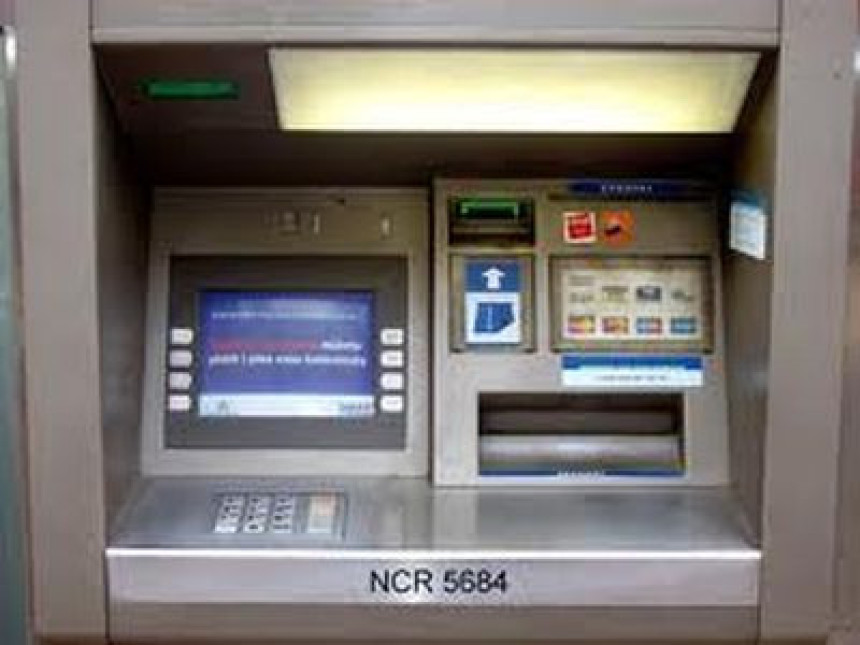 Usisivačem ukrali novac iz bankomata