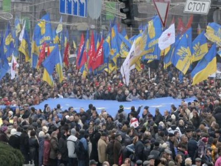 Protesti za i protiv EU