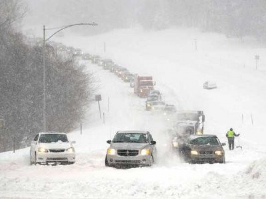 Snijeg i poledica usporavaju saobraćaj