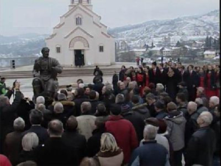 Откривен споменик Његошу, изостао Вучић