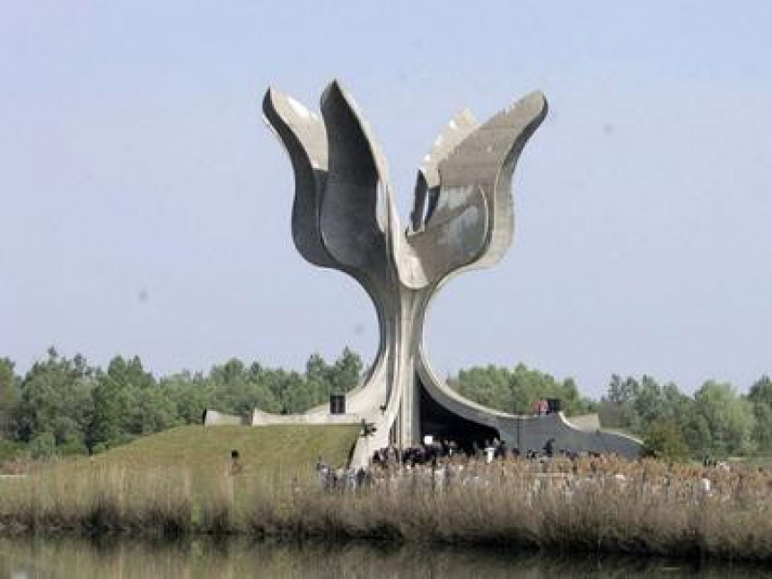 Tri komemoracije žrtvama u Jasenovcu